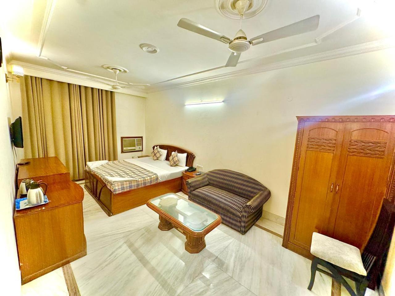 Hotel Pablas International, New Delhi, Near Metro Экстерьер фото